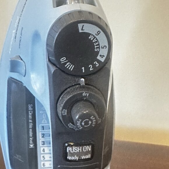 Black & Decker Pro Xpress Iron #F621S Steam Iron **Tested** - Picture 7 of 7